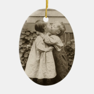 Vintage-Liebesfoto von Kindern, die in einem Garte Keramik Ornament