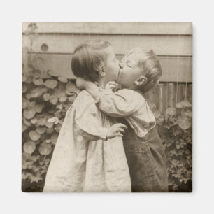 Vintage Liebesfoto von Kindern, die in einem Garte Magnet