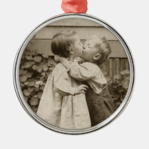 Vintage Liebesfoto von Kindern, die in einem Garte Ornament Aus Metall