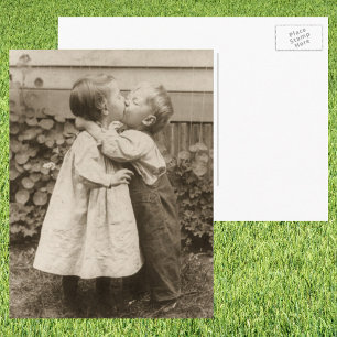 Vintage-Liebesfoto von Kindern, die in einem Garte Postkarte