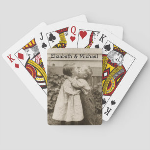 Vintage-Liebesfoto von Kindern, die in einem Garte Spielkarten
