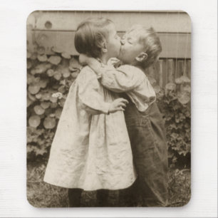 Vintage-Liebesfoto von Kindern, die sich in einem Mousepad