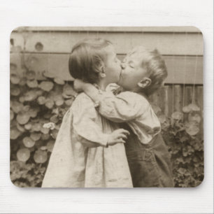 Vintage-Liebesfoto von Kindern, die sich in einem Mousepad