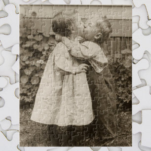 Vintage-Liebesfoto von Kindern, die sich in einem Puzzle