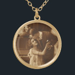 Vintage Liebhaber, Liebe Romantische Musik Vergoldete Kette<br><div class="desc">Vintages Sepia-Foto mit einem Liebe- und Romantik-Bild,  das neben einem musikalisch hörenden Klavier das Umarmn und Schnipsen von Neuvermählten beinhaltet.</div>