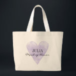 Vintage lila Trauzeugin große Totasche Jumbo Stoffbeutel<br><div class="desc">Klassischer Lavendel lila Wasserfarbe Herz Trauzeugin große übergroße tote Taschen. Personalisierte lila Aquarellmalerei Liebe Symbol Bräute Tote Taschen für Teambride. Hübsches Vintages Design mit elegantem Schriftzeichen-Text und individuelle Name. Machen Sie einen für Brautmädchen, Blume, Jungfrau, Ehrenmatron, Brautmutter usw. Niedliche rustikale Ikone für rustikale Hochzeitsfeier, Brautparty oder Bachelorrette Party. Schönes Accessoire...</div>