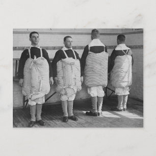 Vintage Männer in Matratzen gekleidet Postkarte