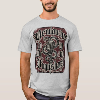 Vintage-Mikrofon und Viper-Tätowierung im Illustra T-Shirt