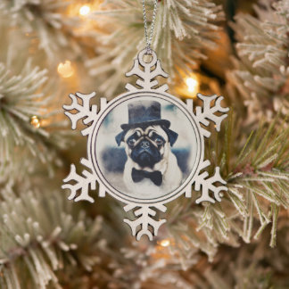 Vintage-Mops in Smoking Schneeflocken Zinn-Ornament