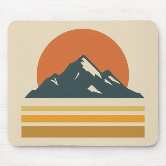Vintage Mountain Mousepad – Retro Adventure Desk (Vorne)