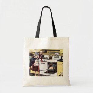 Vintage-Mutter in der Küche beim Kochen eines Oste Tragetasche