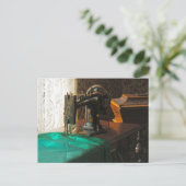 Vintage Nähmaschine in Fensternähe Postkarte (Stehend Vorderseite)
