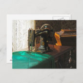 Vintage Nähmaschine in Fensternähe Postkarte (Vorne/Hinten)