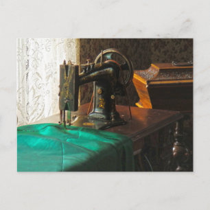 Vintage Nähmaschine in Fensternähe Postkarte