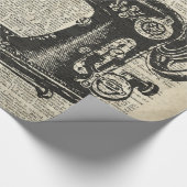 Vintage Nähmaschine-Schablone über altes Geschenkpapier (Ecke)