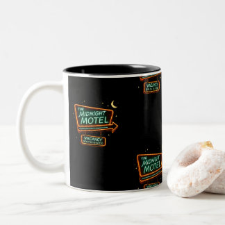 Vintage-Neon-Midnight-Motel-spooky Halloween Zweifarbige Tasse