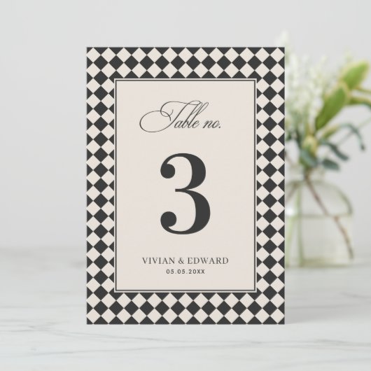 Vintage Old Money Checkered Wedding Table Number Einladung (Stehend Vorderseite)