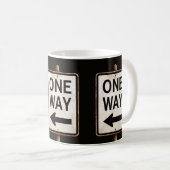 Vintage ONE WAY rusty street sign Kaffeetasse (VorderseiteRechts)