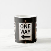 Vintage ONE WAY rusty street sign Kaffeetasse (Mittel)