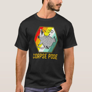 Vintage Opossum beim toten Yoga für Yoga T-Shirt