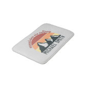 Vintage Pastellgebirge nennen Monogramm grau Badematte (Schrägansicht)