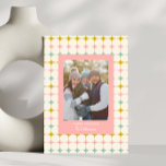 Vintage Pastellstars Pink-Foto Feiertagskarte<br><div class="desc">Feiern Sie die Saison mit dieser charmanten Vintagen Geometrischen Pastellkreises Familienurlaub-Karte. Mit einem spielerisch inspirierten Hintergrund mit weichen Pastellkreisen in Rosa-, Weiß- und Goldtönen umrahmt diese Karte Ihr Foto in einem wunderbar modernen und nostalgischen Stil. Dieses Design ist perfekt, um Ihnen einen angenehmen Urlaub zu ermöglichen. Es verleiht Ihren saisonalen...</div>