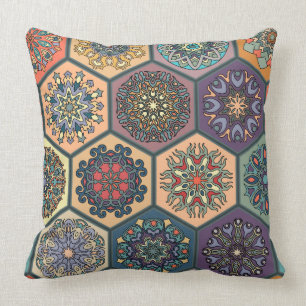 Vintage-Patchwork mit floralen Mandala-Elementen Kissen