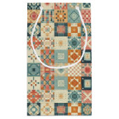 Vintage, patchwork-quilt-Optik Kleine Geschenktüte (Rückseite)