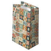 Vintage, patchwork-quilt-Optik Kleine Geschenktüte (Rückseite Schrägansicht)