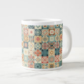 Vintage, patchworkartiger Quilt-Look Jumbo-Tasse (Vorderseite Rechts)