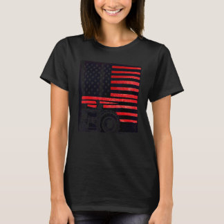Vintage patriotischer Traktor auf einer Farm   Ame T-Shirt