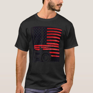 Vintage patriotischer Traktor auf einer Farm   Ame T-Shirt