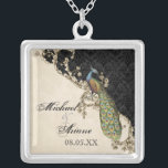Vintage Pfau-u. der Radierungs-Braut Halskette<br><div class="desc">Dieser elegante Vintage Pfau-, Damast- und Radierungsentwurf wird auf einer breiten Strecke der Hochzeitsprodukte einschließlich Einladungen gekennzeichnet. Diese Sterlingsilber-Andenkenhalskette ist für ein Brautpartygeschenk für die Braut, für die Geschenke der Brautjungfern des Schmucks perfekt, für die Hochzeit zu tragen. Sie können den Braut- und Bräutigamnamen durch eine Mitteilung Ihrer Wahl oder...</div>