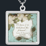 Vintage Pfau-u. der Radierungs-Braut Halskette<br><div class="desc">Text liest, ", um von diesem Tag zu haben und Vorwärts-, Braut- zu halten u. Bräutigamnamen u. Hochzeitsdatum." Dieser elegante Vintage Pfau-, Damast- und Radierungsentwurf wird auf einer breiten Strecke der Hochzeitsprodukte einschließlich Einladungen gekennzeichnet. Diese Sterlingsilber-Andenkenhalskette ist für ein Brautpartygeschenk für die Braut, für die Geschenke der Brautjungfern des Schmucks...</div>