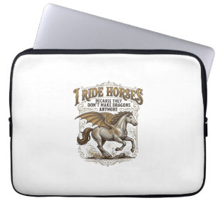 Vintage-Pferd-Drache-Fantasy-Reiter-Shirt-Design_1 Laptopschutzhülle