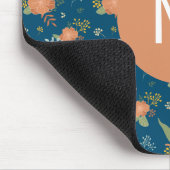 Vintage Pfirsich- und blaues Blumenmuster-Monogram Mousepad (Ecke)