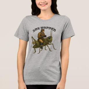 Vintage-Pilot reitet auf einer riesigen Heuschreck Tri-Blend Shirt