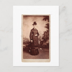 Vintage-Porträt einer Dame mit Hut und Kleid aus d Postkarte