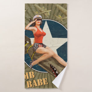 Vintage-Poster mit Button-up-Mädchen auf Bombe. ab Badehandtuch