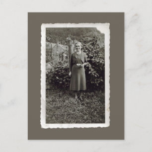 Vintage Postkarte - Junge Frau im Weinberg