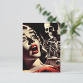 Vintage-Pulp-Horror-Frau Postkarte (Stehend Vorderseite)