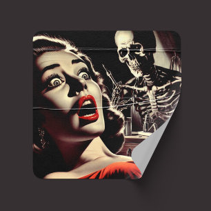Vintage-Pulp-Horror-Frau Quadratischer Aufkleber