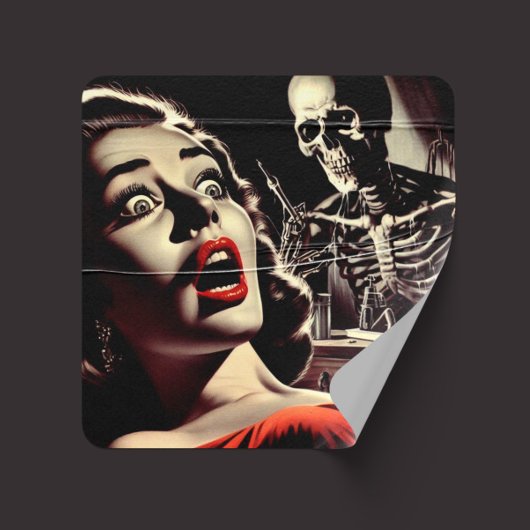 Vintage-Pulp-Horror-Frau Quadratischer Aufkleber