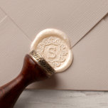 Vintage Rahmen und Monogramm Wax Seal Stamp<br><div class="desc">Ein kompliziertes Vintages Grenzdesign bildet den Rahmen für Ihr individuelles Monogramm ab. Wir haben den Rahmen so fett wie möglich gemacht, um die detaillierten Linien sichtbar behalten. Ein Single Monogramm befindet sich in der Mitte und kann für die Hochzeitsmail, die Saisonpost einer Familie oder für eine zusätzliche Touch von Romantik...</div>