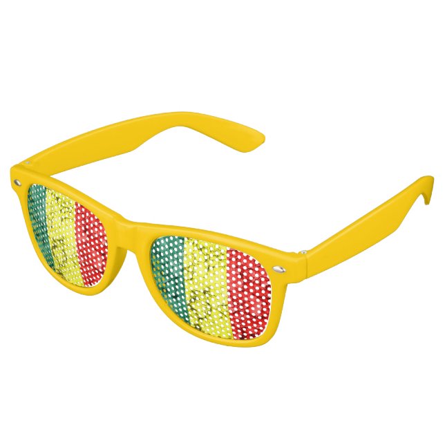 Vintage Reggae-Flagge Sonnenbrille (Schrägansicht)