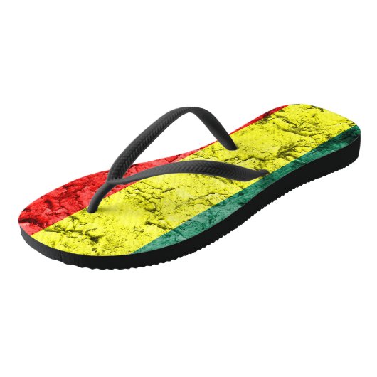 Vintage Reggaeflagge Badesandalen (Schrägansicht)
