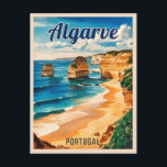 Vintage Reise Algarve Portugal Küste Postkarte<br><div class="desc">Treten Sie ein in die goldene Zeit des Reisens mit dieser Vintag inspirierten Postkarte,  die die Algarve in Portugal feiert. Dieses Stück mit sonnenverwöhnten Klippen und türkisfarbenem Wasser spiegelt den Charme und das Abenteuer der Region wider.</div>