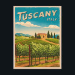 Vintage Reise Toskana Italien Retro Landschaftlich Postkarte<br><div class="desc">Tauchen Sie ein in die sonnenverwöhnte Landschaft und die zeitlose Schönheit der Toskana mit diesem bezaubernden Retro-Reise-inspiriert Design. Inmitten nostalgischer Farben und Vintagen Charmes vereint dieses Design die landschaftliche Landschaft der Toskana in einer Retro-Ästhetik,  die an klassische Reiseplakate aus der Vergangenheit erinnert.</div>