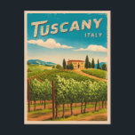Vintage Reise Toskana Italien Retro Landschaftlich Postkarte<br><div class="desc">Tauchen Sie ein in die sonnenverwöhnte Landschaft und die zeitlose Schönheit der Toskana mit diesem bezaubernden Retro-Reise-inspiriert Design. Inmitten nostalgischer Farben und Vintagen Charmes vereint dieses Design die landschaftliche Landschaft der Toskana in einer Retro-Ästhetik,  die an klassische Reiseplakate aus der Vergangenheit erinnert.</div>