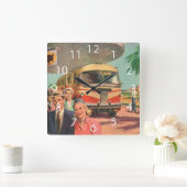 Vintage Reisende am Busbahnhof Quadratische Wanduhr (Zuhause)